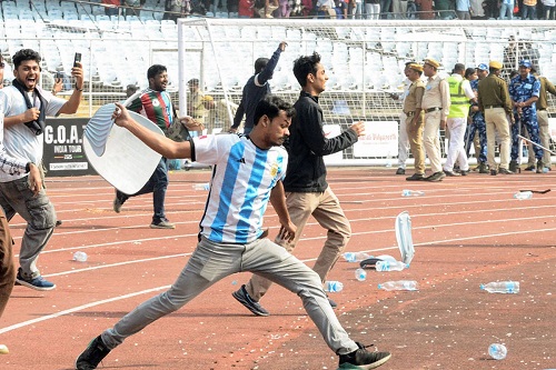 কনুইয়ের গুঁতো ও নখের আছড়ে বিশৃঙ্খলা, মাঠ ছাড়লেন মেসিরা